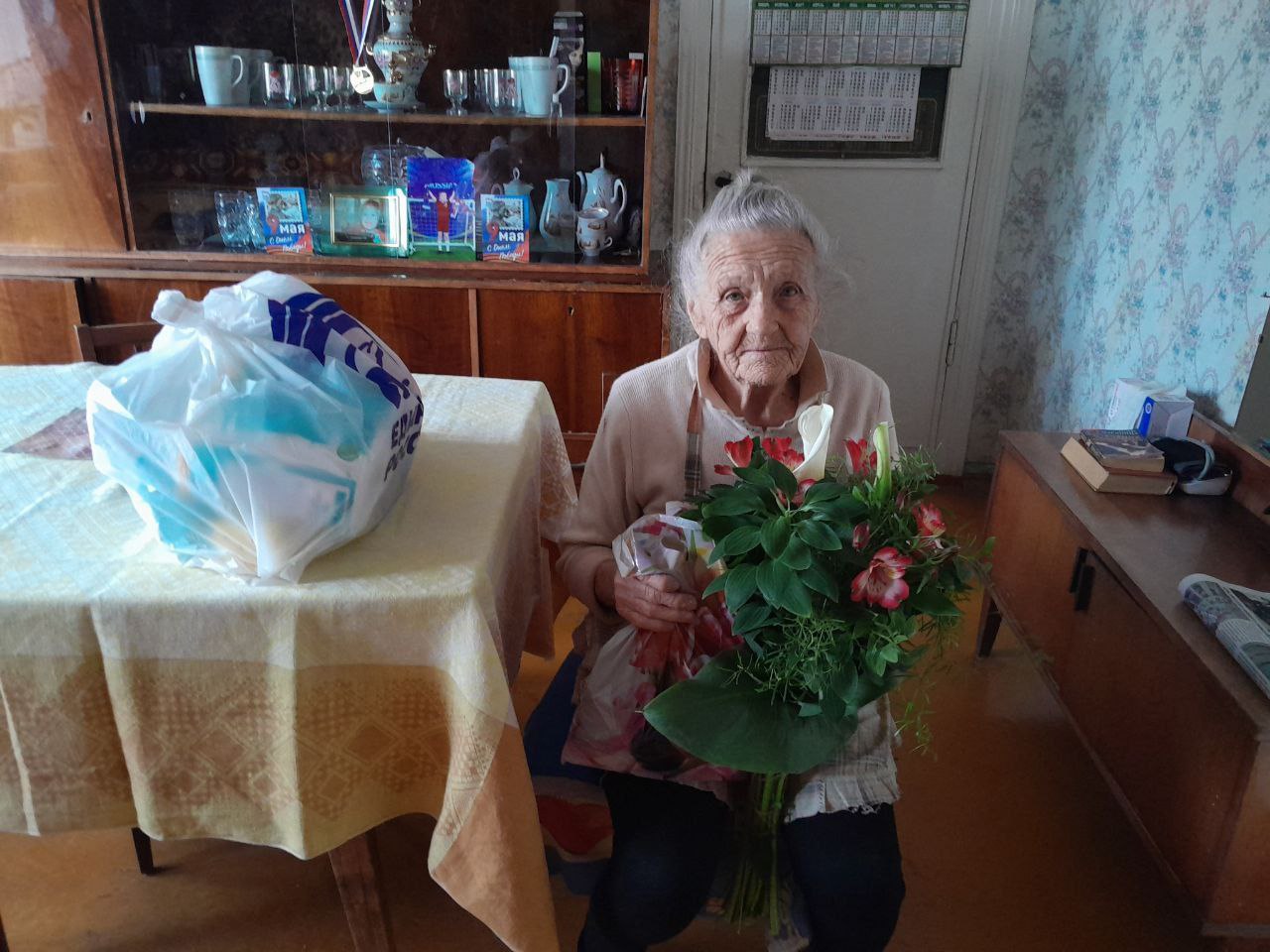 В городском округе Новая Каховка поздравили с праздником 8 Марта женщин- ветеранов и участниц Великой Отечественной войны.