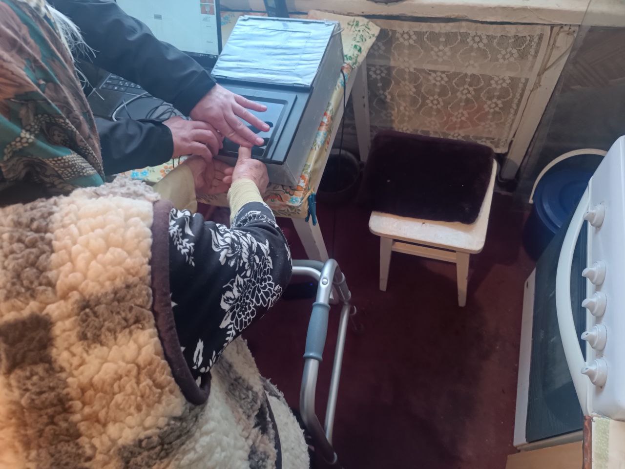 В Новокаховском городском округе маломобильным жителям помогают оформить гражданство РФ.