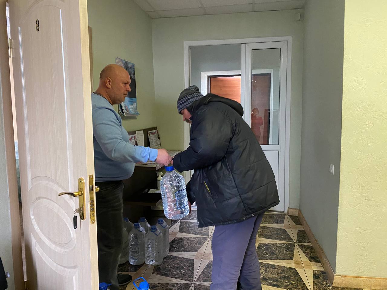 В городе Таврийск продолжается обеспечение населения бутилированной водой.